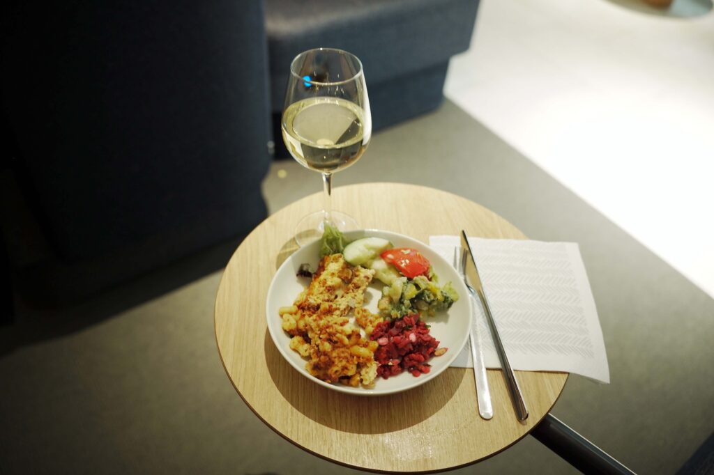 ビジネスラウンジでは、食事やアルコールが楽しめる。ゆったり寛げるソファやワーキングスペースも。