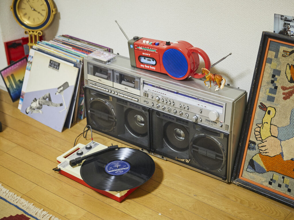 〈シャープ〉の「GF-919」と、〈アナバス〉のポータブルレコードプレイヤー「GP-N3R」。気づけば20台。部屋のアクセントになるラジカセ。写真と文：山口 明 (フォトグラファー) #3 | 〈シャープ〉の「GF-919」と、〈アナバス〉のポータブルレコードプレイヤー「GP-N3R」。