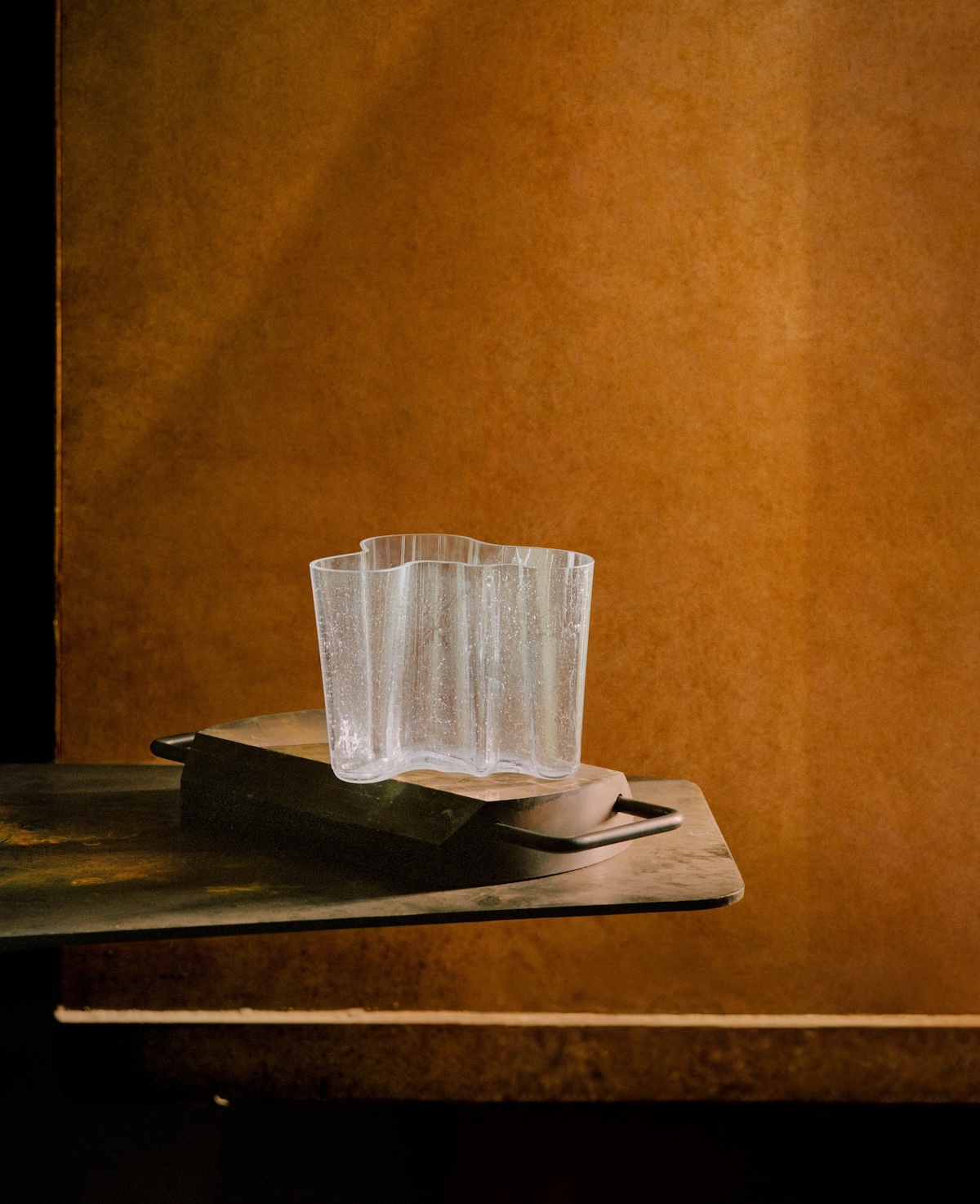 【会員限定プレゼント】最新号「花と緑のある暮らし」。〈イッタラ〉の「アルヴァ・アアルト コレクション ベース 160mm バブルクリア」を1名に。