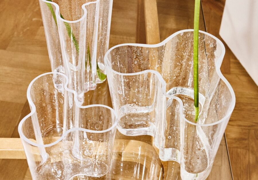 【会員限定プレゼント】最新号「花と緑のある暮らし」。〈イッタラ〉の「アルヴァ・アアルト コレクション ベース 160mm バブルクリア」を1名に。 | サイズは3種。左から高さ120mm、201mm、160mm。今回、プレゼントするのは一番右の160mm。