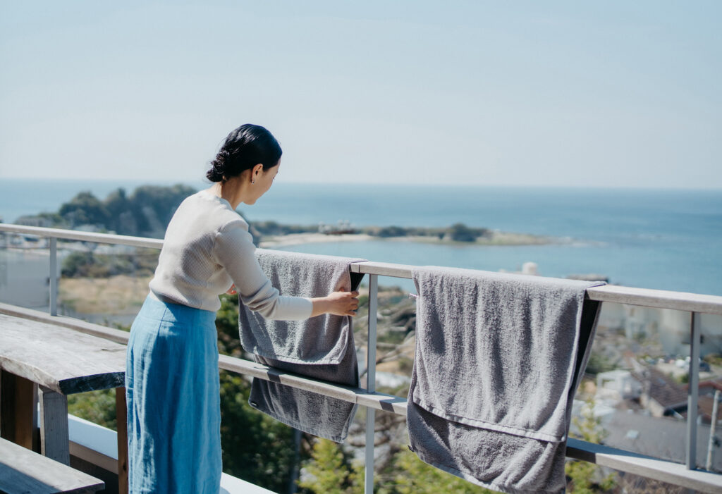海を一望できる広々としたベランダ。洗濯物は乾燥機を使って乾かすことが多いが、晴れた日はベランダで干すことも。