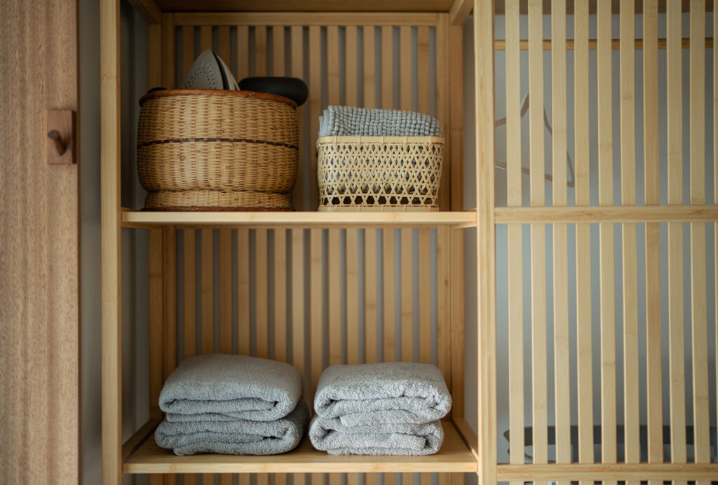 適度な広さがあるランドリールーム。乾燥機を使用した後に、すぐに収納できるように整えている。