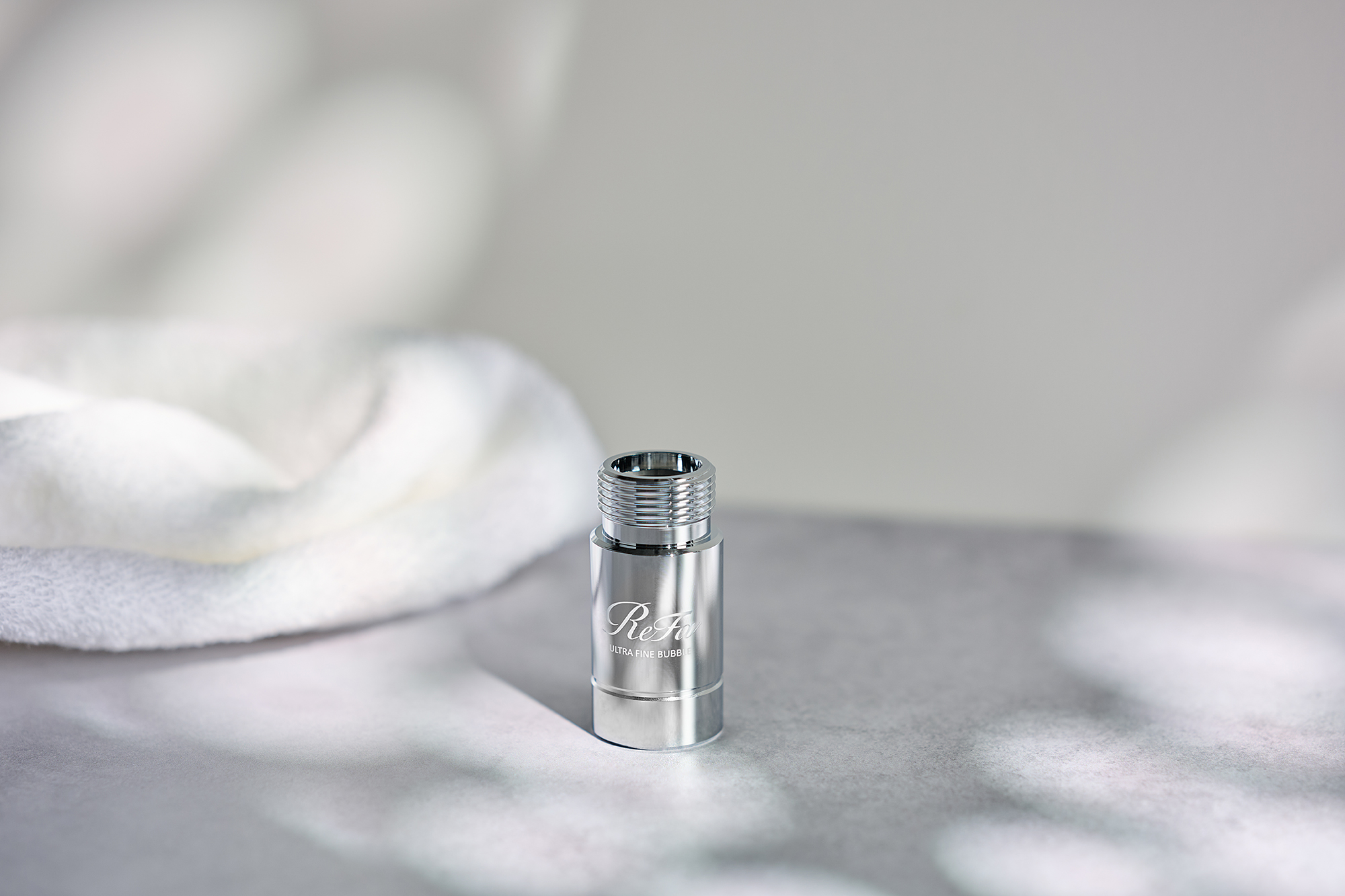 洗濯機の給水口に取り付けるだけで、普通の水道水が 「ウルトラファインバブル水」になる「ReFa ULTRA FINE BUBBLE LAUNDRY」¥11,800（税込）。