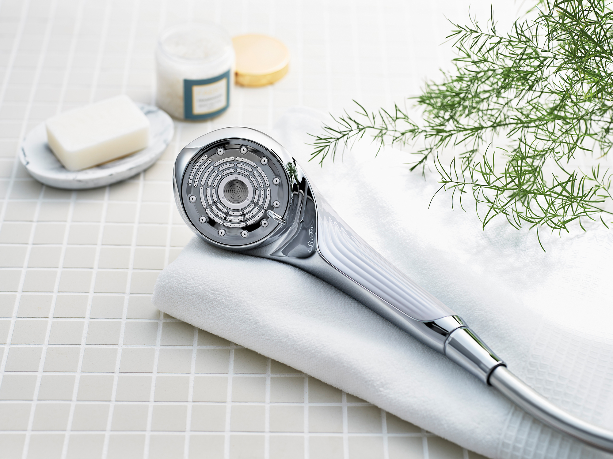 付け替えるだけで、髪も肌も、心地よく美しくなるシャワーヘッド。便利な止水ボタン付き。「ReFa FINE BUBBLE U+」ホワイト/シルバー¥35,000 (税込)、ブラック/ピンク/ブルー¥38,000 (税込)。