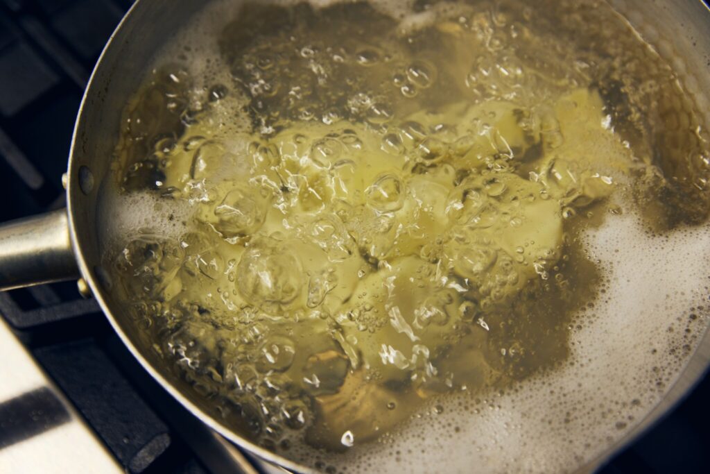 じゃがいもの茹で時間は大きさによりますが、おおよそ12分前後。 明太ポテトコロッケ／おべんと屋さん〈75foods〉吉森なな子のレシピ帖 #11 | じゃがいもの茹で時間は大きさによりますが、おおよそ12分前後。