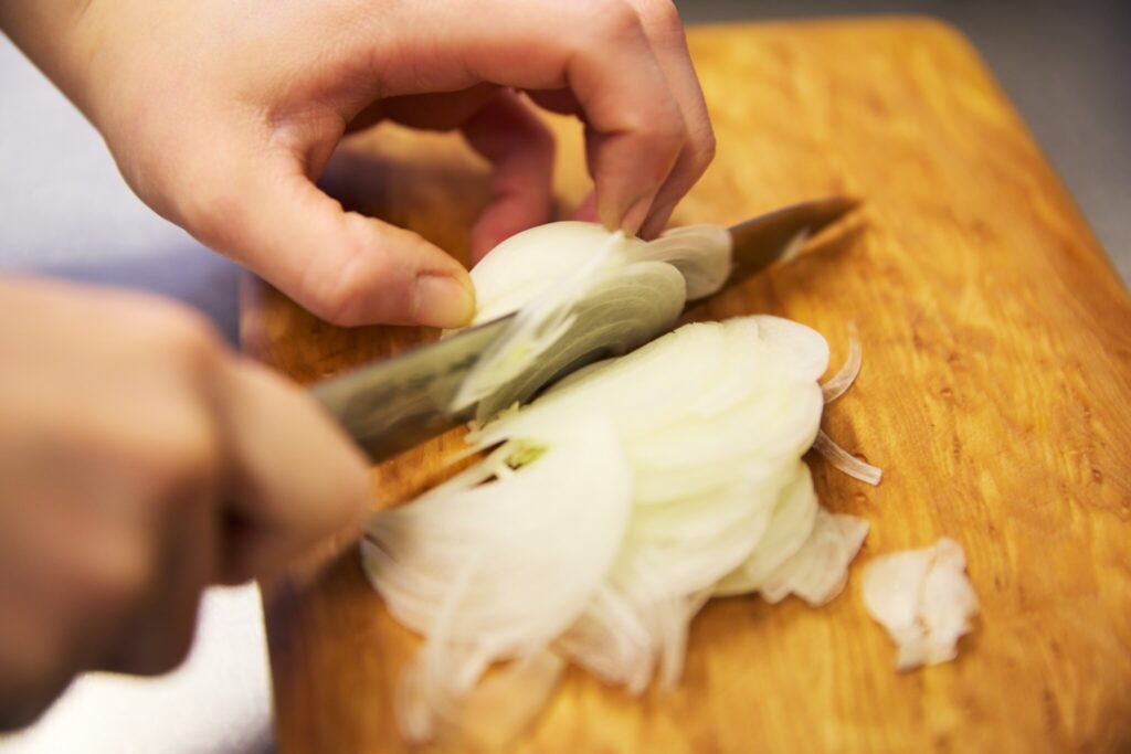 玉ねぎは繊維に沿って薄切りにし、食感を残す。 明太ポテトコロッケ／おべんと屋さん〈75foods〉吉森なな子のレシピ帖 #11 | 玉ねぎは繊維に沿って薄切りにし、食感を残す。
