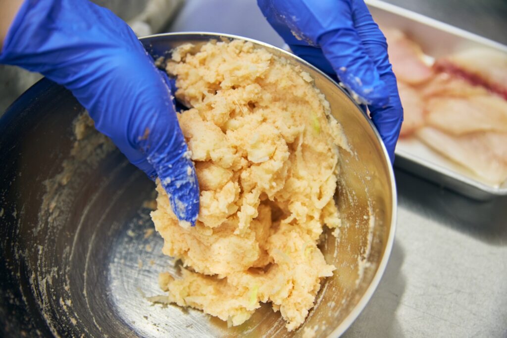 混ぜ合わせた後の仕上がりはこんな感じ。 明太ポテトコロッケ／おべんと屋さん〈75foods〉吉森なな子のレシピ帖 #11 | 混ぜ合わせた後の仕上がりはこんな感じ。