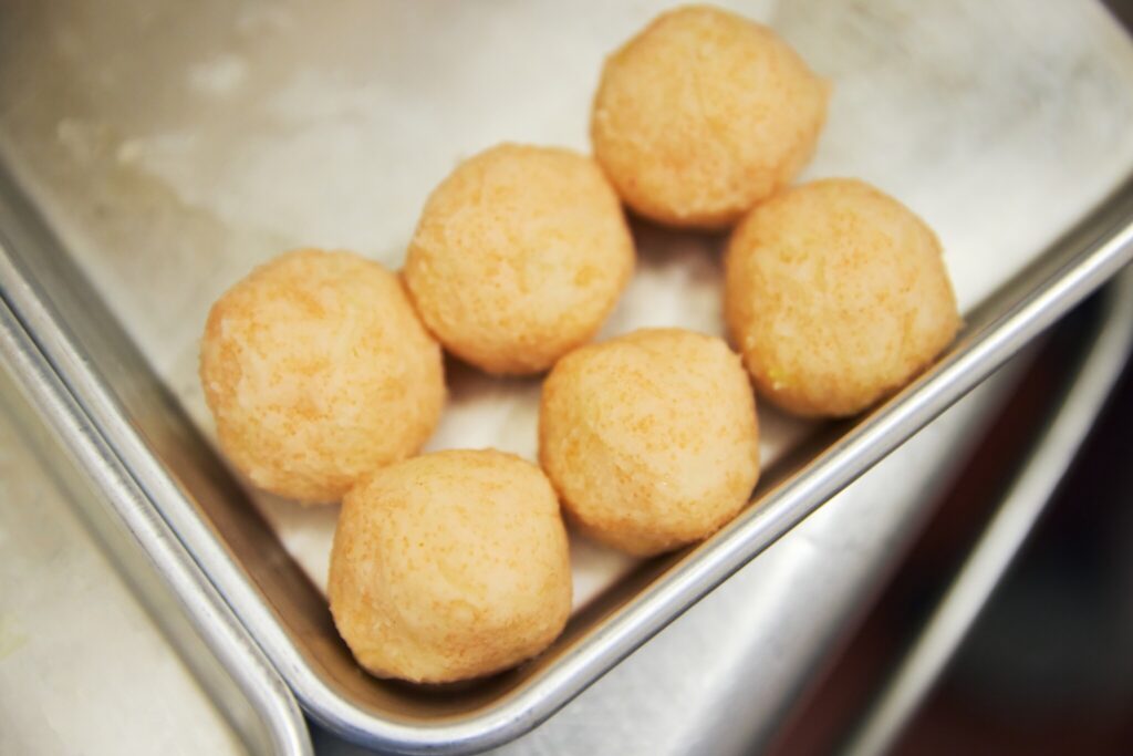 小さめの丸にするとお弁当に詰めやすいです。 明太ポテトコロッケ／おべんと屋さん〈75foods〉吉森なな子のレシピ帖 #11 | 小さめの丸にするとお弁当に詰めやすいです。