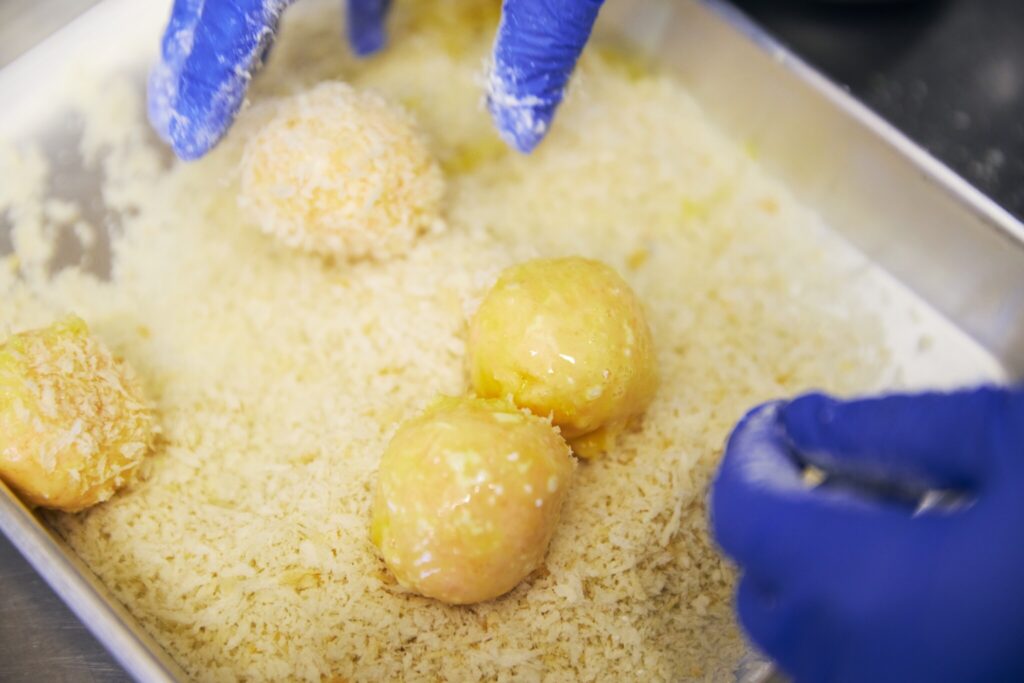 まぶして、余分な衣をはたいて、またまぶして…均一な衣に。この連載で何度も紹介している基本です (揚げ物レシピ多すぎですね) 。 明太ポテトコロッケ／おべんと屋さん〈75foods〉吉森なな子のレシピ帖 #11 | まぶして、余分な衣をはたいて、またまぶして...均一な衣に。この連載で何度も紹介している基本です（揚げ物レシピ多すぎですね）。