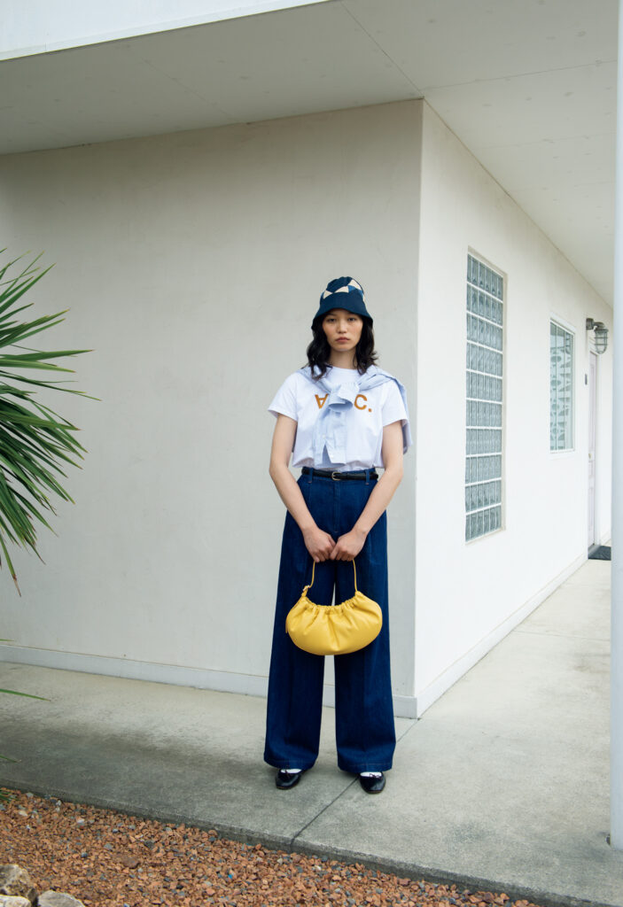 レザーライクなソフトな質感と、モダンなフォルムが印象的な「Ninon Hoop」。ストラップは5段階で長さ調整可能で、肩に掛けると体に優しくフィットする。マグネット開閉の内側にはポケットも備え、実用性も十分。バッグ￥52,800、Ｔシャツ￥16,500、デニムパンツ￥44,000、ハット￥39,600、シャツ￥30,800、ベルト￥26,400、シューズ￥35,200、靴下￥4,950 (以上A.P.C.／アー・ペー・セー カスタマーサービス) 