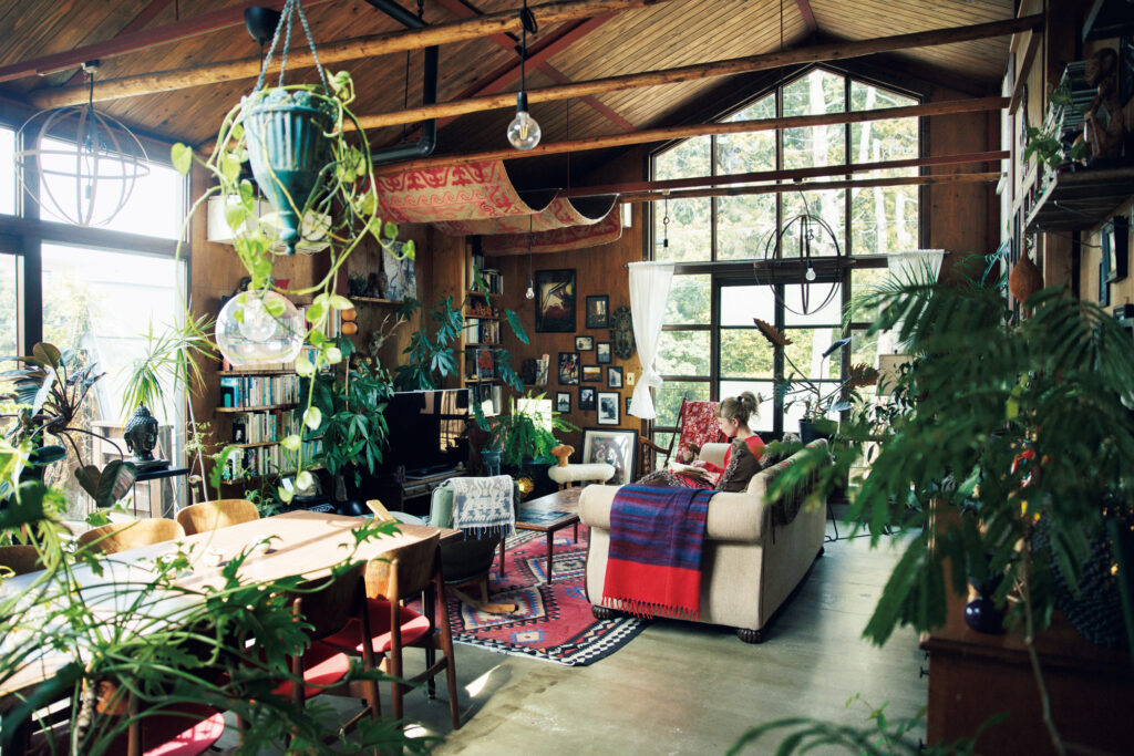 タマシダやベンジャミン、モンステラやピレアなど、天高5mのダイナミックな空間に育つ植物。美術家・maisさんの家には、心地よい琵琶湖からの風が吹き抜ける。