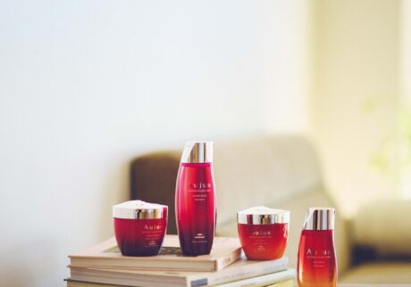 beauty26_03 | 年齢とともにカラーやパーマのダメージが気になる髪をケアするイミュライズラインと、さらに保水力を高めるアルティールライン。右から、オージュア アルティール シャンプー 250㎖￥5,500、ヘアトリートメント 250ｇ ￥6,600、オージュア イミュライズ シャンプー 250㎖ ￥3,850、ヘアトリートメント 250ｇ ￥4,950＊すべて美容室専売（ミルボン 0120‒658‒894）