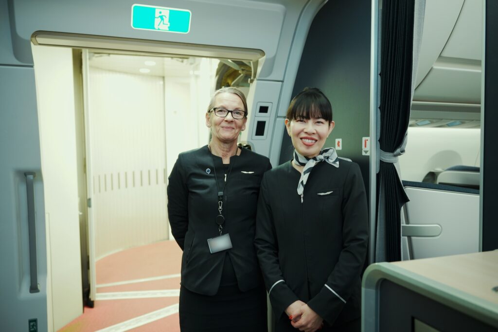 日本人のキャビンアテンダントが乗務。コミュニケーションの心配もいらない。 | 日本人のキャビンアテンダントも乗務。コミュニケーションの心配もいらない。