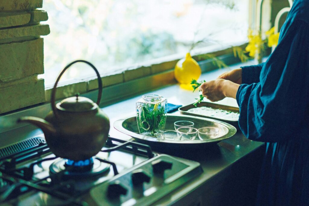 台所の勝手口そばの畑で摘んだフェンネル、マジョラム、ローリエに熱湯を注いだハーブティーは爽やかで濃厚。「庭は第二の食卓のような存在」