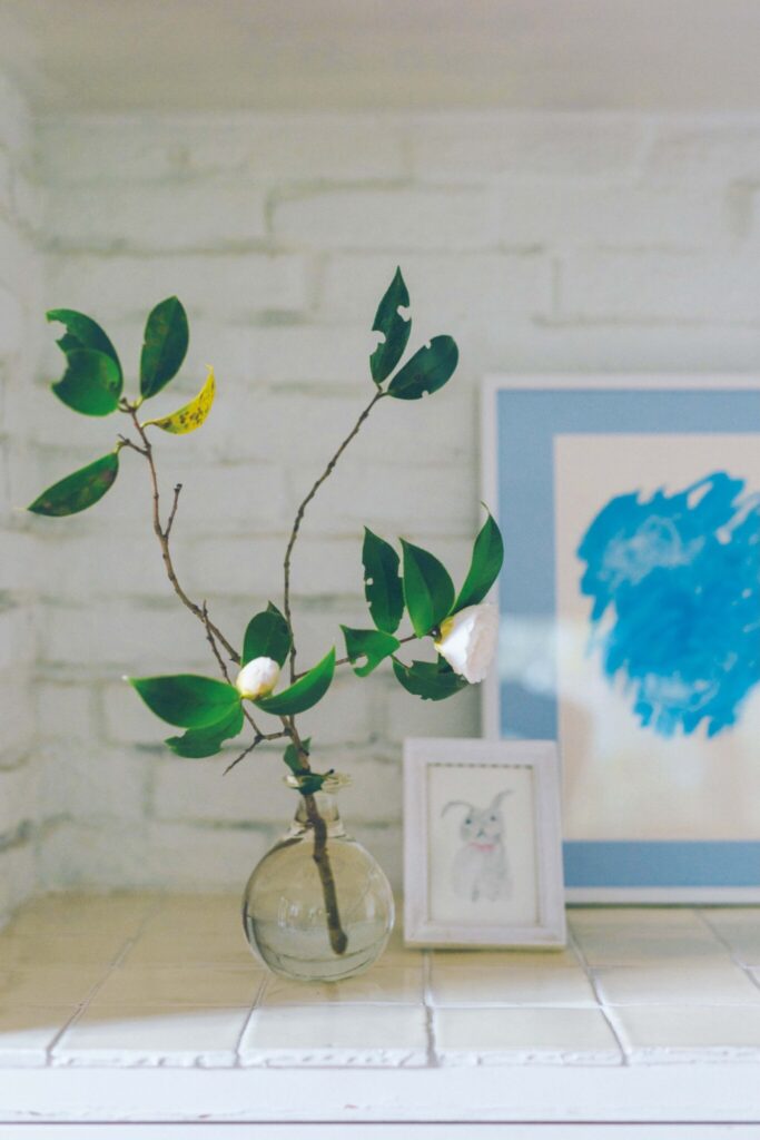 寝室に生けられたひと枝の白い八重椿は、虫食い葉もそのままに。庭の息吹が伝わってくる。