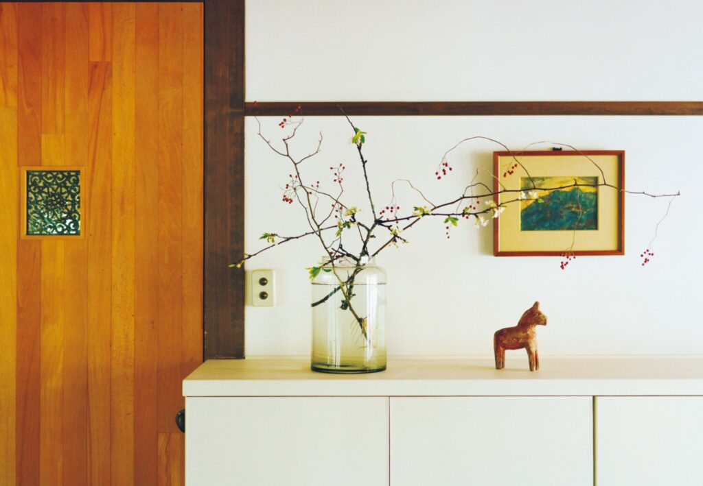 紅い実を揺らす野ばらは、数か月間水に挿していたら根が出てきた。姫林檎の花と合わせて玄関に。