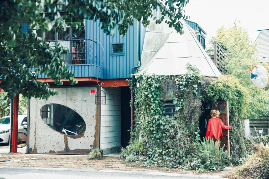 自宅に隣接する小屋はアトリエ。「とんがり屋根で絡まるツタに埋もれて……と脳内にあったアイデアを形に」。初夏を迎えると扉の脇のジャスミンが満開に。