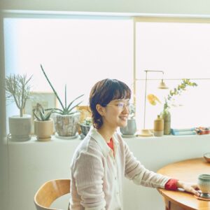暖色と植物が織りなす、いい関係。竹原果帆さんが暮らす、花と緑に囲まれた1LDK