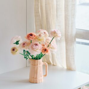 ラナンキュラス、キルタンサスー薄いピンクの花瓶