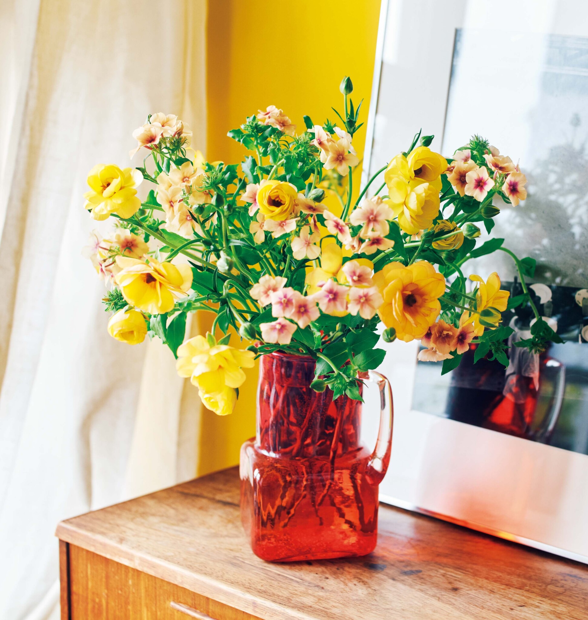ラナンキュラス、フロックスー赤色の花瓶