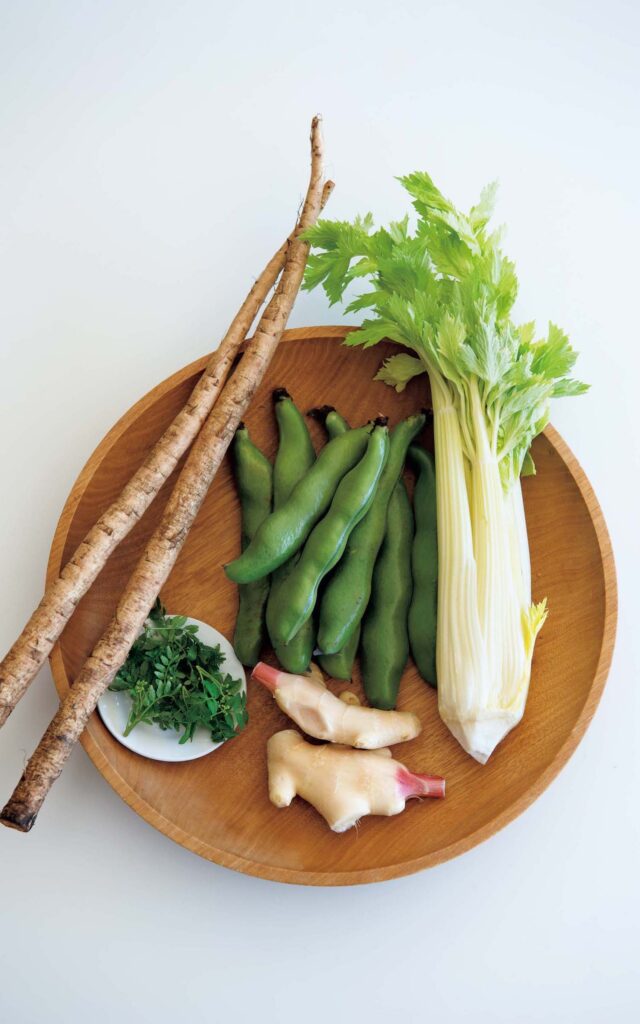 この季節ならではの空豆はあんかけごはんに、ゴボウはお味噌汁に、お漬物のように食べられるセロリは炒めものにするなど、初夏の和定食です。