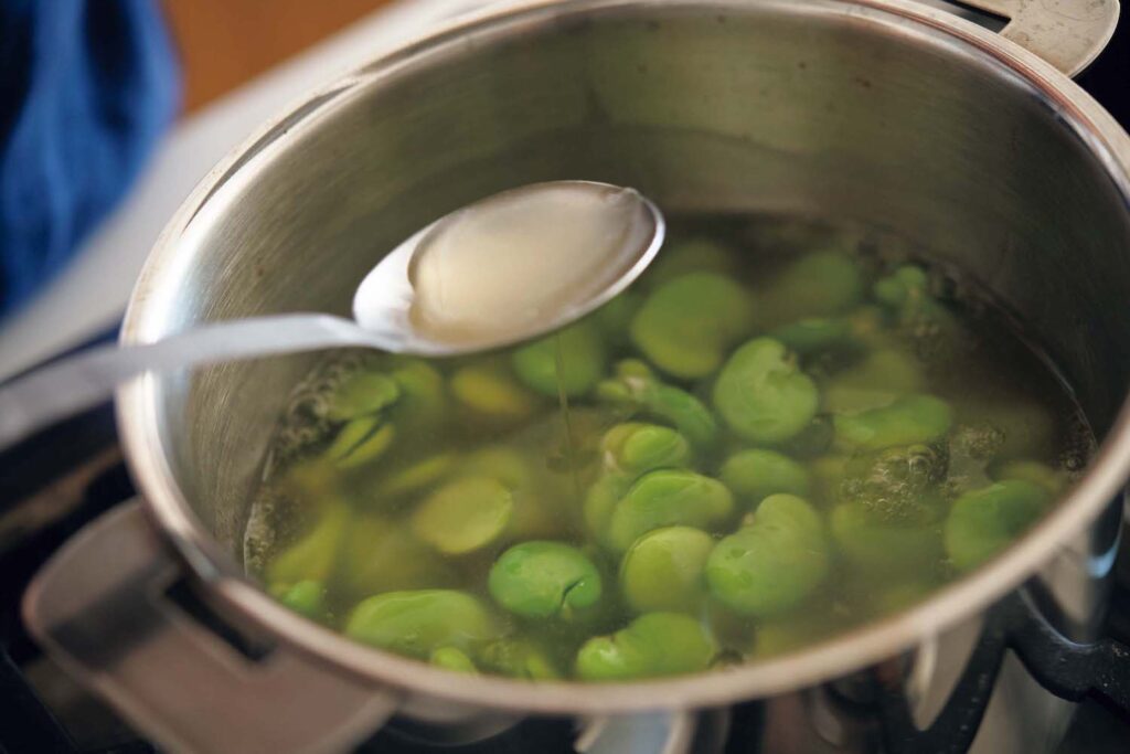カツオ出汁で空豆を煮て、薄口醤油、塩で味付けし、片栗粉でとろみをつける。