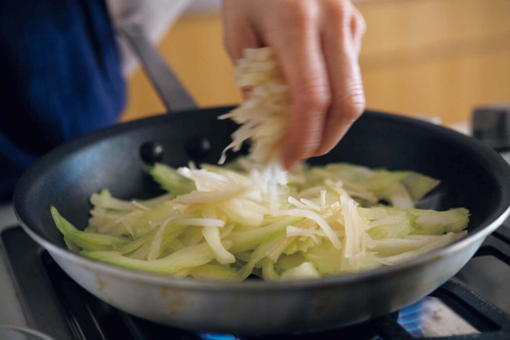 たくあんとセロリの茎、どちらも薄く細く切ることで、食感が良くなる。