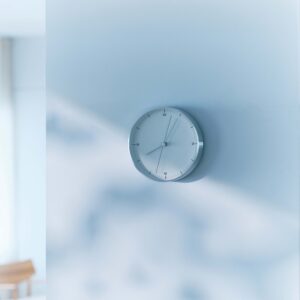 〈レムノス〉のアースウォールクロック。長く使いたい、暮らしの名品カタログ。 | アースウォールクロック アルミ［∅19.8×D 4 ㎝］￥16,500（レムノス／デザインショップ）