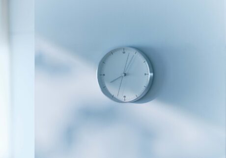 〈レムノス〉のアースウォールクロック。長く使いたい、暮らしの名品カタログ。 | アースウォールクロック アルミ［∅19.8×D 4 ㎝］￥16,500（レムノス／デザインショップ）