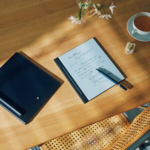 〈モンブラン〉のデジタルペーパー。長く使いたい、暮らしの名品カタログ。 | モンブラン デジタルペーパー（ペンとセット）［W19×D1.5×H22㎝］￥130,900、カバー［W25×D 3 ×H30㎝］￥29,150（ともにモンブラン／モンブランお客様サポート ☎0800‒333‒0102）