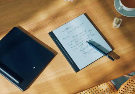 〈モンブラン〉のデジタルペーパー。長く使いたい、暮らしの名品カタログ。 | モンブラン デジタルペーパー（ペンとセット）［W19×D1.5×H22㎝］￥130,900、カバー［W25×D 3 ×H30㎝］￥29,150（ともにモンブラン／モンブランお客様サポート ☎0800‒333‒0102）