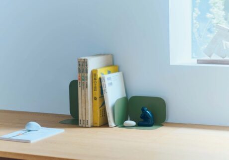 〈規文堂〉のブックエンド マス。長く使いたい、暮らしの名品カタログ。 | ブックエンド マス［W10.5×D12×H16㎝］ 2点セット￥6,160（規文堂 ☎075‒671‒0717）