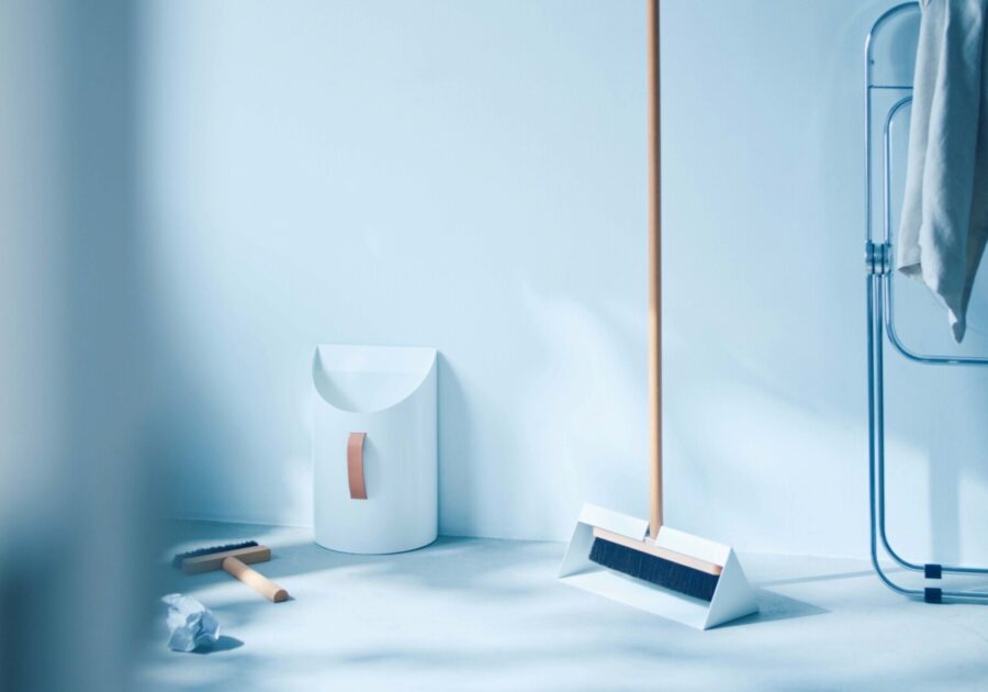 〈友安製作所〉のブラッシュアップ。長く使いたい、暮らしの名品カタログ。 | 右／「トライアングル」［ちりとり：W30×D12×H10.5㎝、ほうき：W26×D2×H96㎝］セットで￥19,745　左／「カン」［ちりとり：W20×D12×H30㎝、ミニブラシ：W14×D1.8×H23.7㎝］セットで￥12,826（ともに友安製作所 ☎072‒922‒8869）