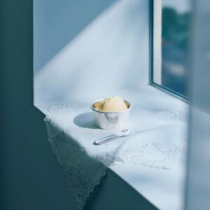 〈ジョージ ジェンセン〉のアルチザンシリーズ。長く使いたい、暮らしの名品カタログ。 | アルチザンシリーズ　アイスクリームカップ［∅7.5×H3.5㎝］￥82,500、アイスクリームスプーン［W2 ×Ｈ7.8㎝］￥23,100＊2026年4月後半より受注開始（ともにジョージ ジェンセン／ジョージ ジェンセン ジャパン 0120‒637‒146）