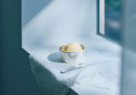 〈ジョージ ジェンセン〉のアルチザンシリーズ。長く使いたい、暮らしの名品カタログ。 | アルチザンシリーズ　アイスクリームカップ［∅7.5×H3.5㎝］￥82,500、アイスクリームスプーン［W2 ×Ｈ7.8㎝］￥23,100＊2026年4月後半より受注開始（ともにジョージ ジェンセン／ジョージ ジェンセン ジャパン 0120‒637‒146）