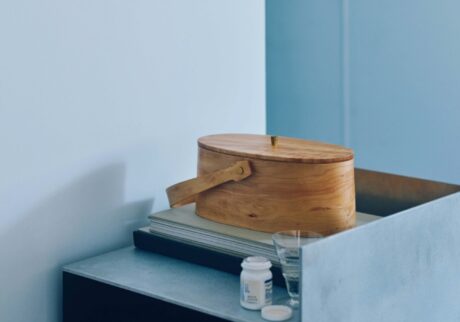 〈イワカグ〉の支障木プロジェクト。長く使いたい、暮らしの名品カタログ。 | 支障木 わっぱのバスケット［W31.5×D15×H13（持ち手含まず）㎝］￥29,150（iwakagu／中川政七商店 渋谷店 ☎03‒6712‒6418）