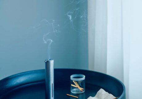 〈キタワークス〉のお香たて。長く使いたい、暮らしの名品カタログ。 | お香たて ステンレス［∅3.4×H15.5㎝］￥20,900（キタワークス ☎090‒3375‒7165）