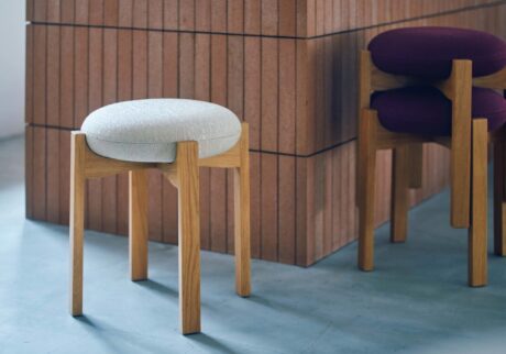 〈フレデリシア〉のパイオニアスツール。長く使いたい、暮らしの名品カタログ。 | パイオニアスツール［W41×D41×H46㎝］各￥124,300～（フレデリシア／Fred ericia Tokyo studio）