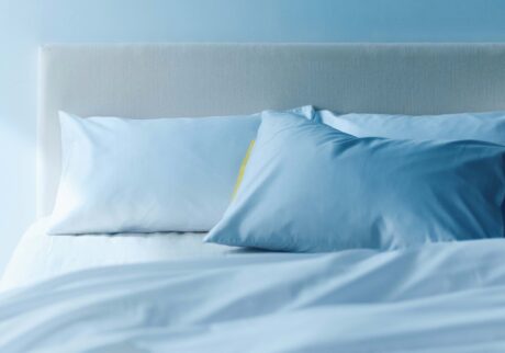 〈ノルディックスリープ〉のピロー、デュベ。長く使いたい、暮らしの名品カタログ。 | ノルディックスリープ ピロー 手前「ミディアムロー」［W43×H63㎝］￥14,300、奥「ミディアムハイ」［W43×H63㎝］各￥14,300、ピローカバー「uka × ノルディックスリープ ピローカバー」［W43×H63㎝］各￥5,500、ノルディックスリープ デュべ「ウィンター ダブル」［W190×H210㎝］￥45,100、デュべカバー「uka× ノルディックスリープデュべカバー ダブル」［W190×H210㎝］￥26,400（以上ノルディックスリープ）