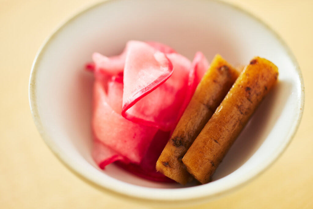 5 赤かぶの甘酢漬け & ごぼうの醤油漬け & 基本のだし巻き／おべんと屋さん〈75foods〉吉森なな子のレシピ帖 #12 | 色合いの美しいお漬物は、お弁当の彩りにも使いやすいです。