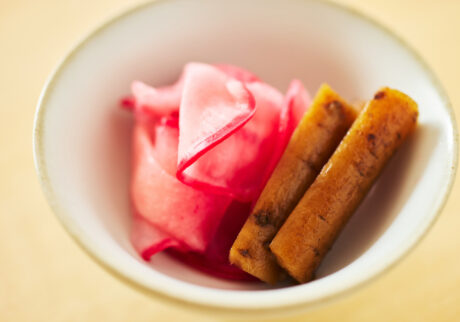 5 赤かぶの甘酢漬け & ごぼうの醤油漬け & 基本のだし巻き／おべんと屋さん〈75foods〉吉森なな子のレシピ帖 #12 | 色合いの美しいお漬物は、お弁当の彩りにも使いやすいです。