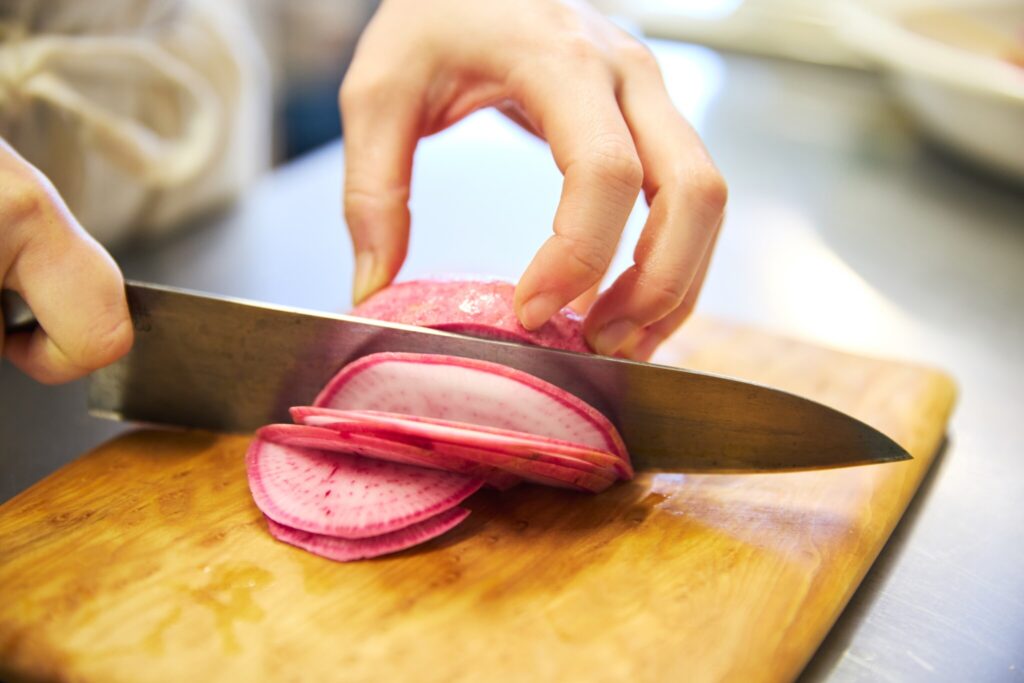 2 赤かぶの甘酢漬け & ごぼうの醤油漬け & 基本のだし巻き／おべんと屋さん〈75foods〉吉森なな子のレシピ帖 #12 | 薄すぎず厚すぎずの3ミリスライスがポイント。ポリポリとした、程よい歯ごたえに仕上がります。