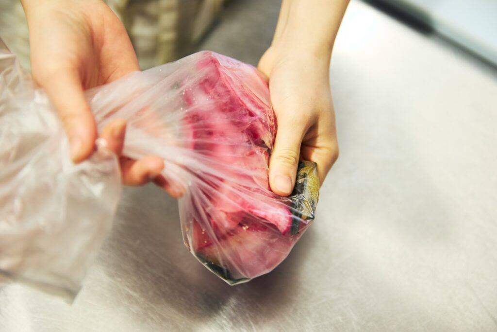 3 赤かぶの甘酢漬け & ごぼうの醤油漬け & 基本のだし巻き／おべんと屋さん〈75foods〉吉森なな子のレシピ帖 #12 | 調味料を加えたら、よく揉み込んでから冷蔵庫で一晩置いてください。