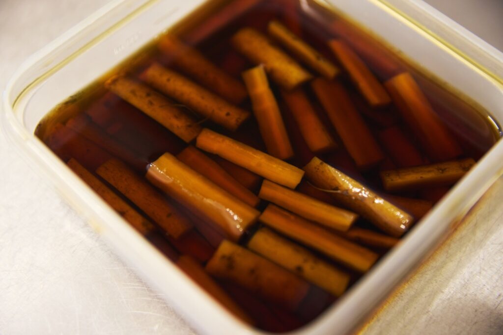 4 赤かぶの甘酢漬け & ごぼうの醤油漬け & 基本のだし巻き／おべんと屋さん〈75foods〉吉森なな子のレシピ帖 #12 | とってもシンプルな漬物ですが、最高のご飯のおともになります。私はこれだけでご飯3杯いけます。