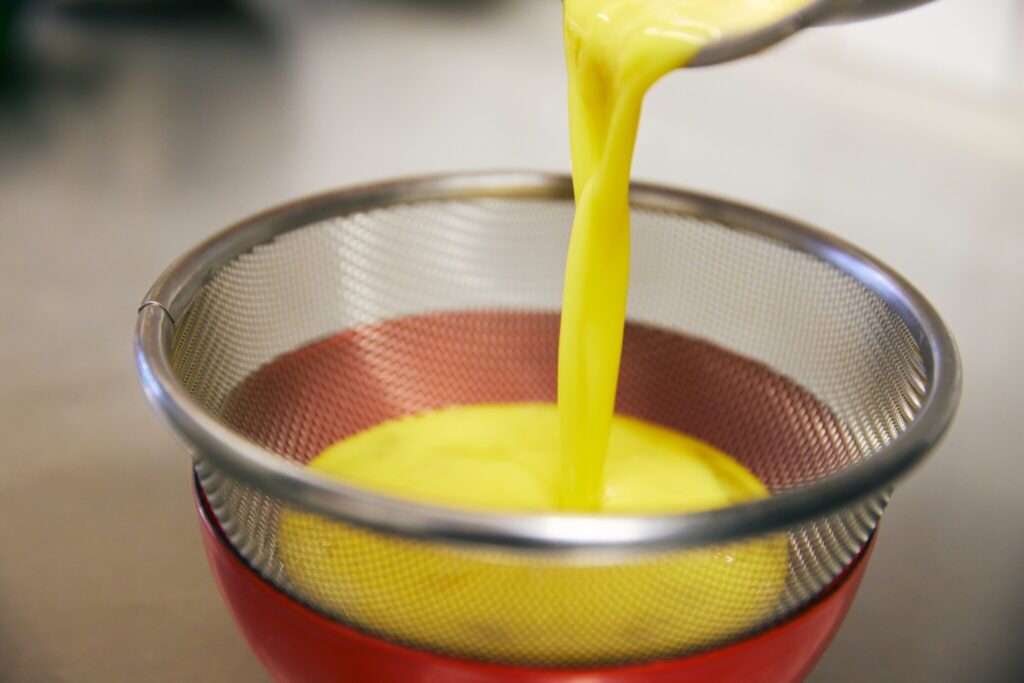 7 赤かぶの甘酢漬け & ごぼうの醤油漬け & 基本のだし巻き／おべんと屋さん〈75foods〉吉森なな子のレシピ帖 #12 | シンプルな料理こそ丁寧に。卵液をざるで漉すと焼いた表面が均一に仕上がります。