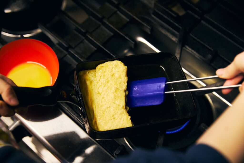 8 赤かぶの甘酢漬け & ごぼうの醤油漬け & 基本のだし巻き／おべんと屋さん〈75foods〉吉森なな子のレシピ帖 #12 | 崩れやすいのがだし巻きの難しいところ。フライパンを最初に強火でしっかりと温め、濡れたふきんに置いて温度をならすことで、安定した仕上がりになります。