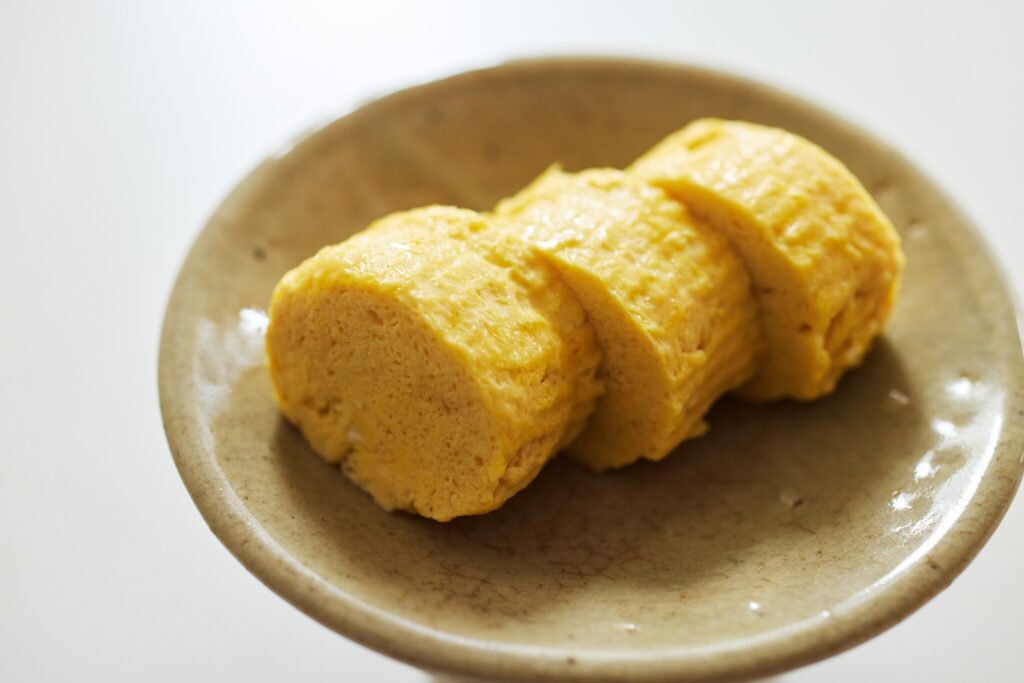 9 赤かぶの甘酢漬け & ごぼうの醤油漬け & 基本のだし巻き／おべんと屋さん〈75foods〉吉森なな子のレシピ帖 #12 | 出来上がりはこんな感じ。巻きすの跡が模様のようでかわいいです。