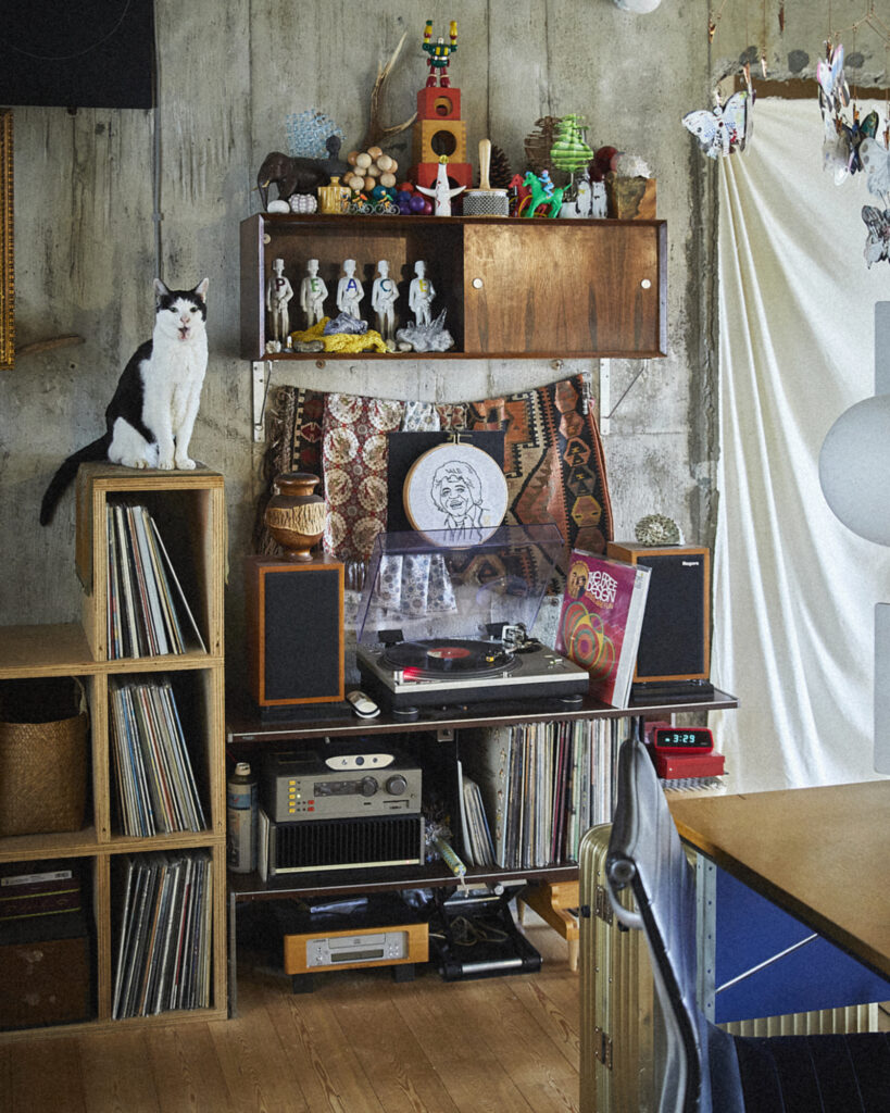 〈バング & オルフセン〉のオーディオラック。部屋に溶け込むオーディオセット。山口 明 (フォトグラファー) #1