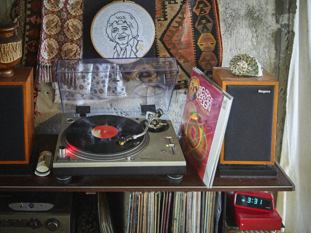 部屋に溶け込むオーディオセット。山口 明 (フォトグラファー) #1