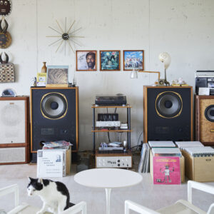部屋の主役は、〈タンノイ〉のビンテージスピーカー。憧れの大型オーディオセット。山口 明 (フォトグラファー) #2